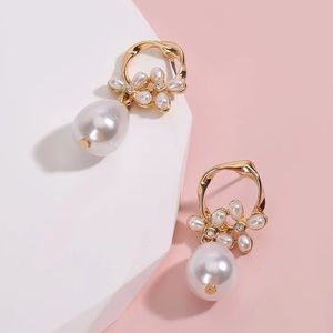 BRAND NEW 🌸Vintage Flower Pearl Dangle Earrings 14K Gold Plated Rhinestone